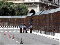 Barriere costruite in giro per Genova